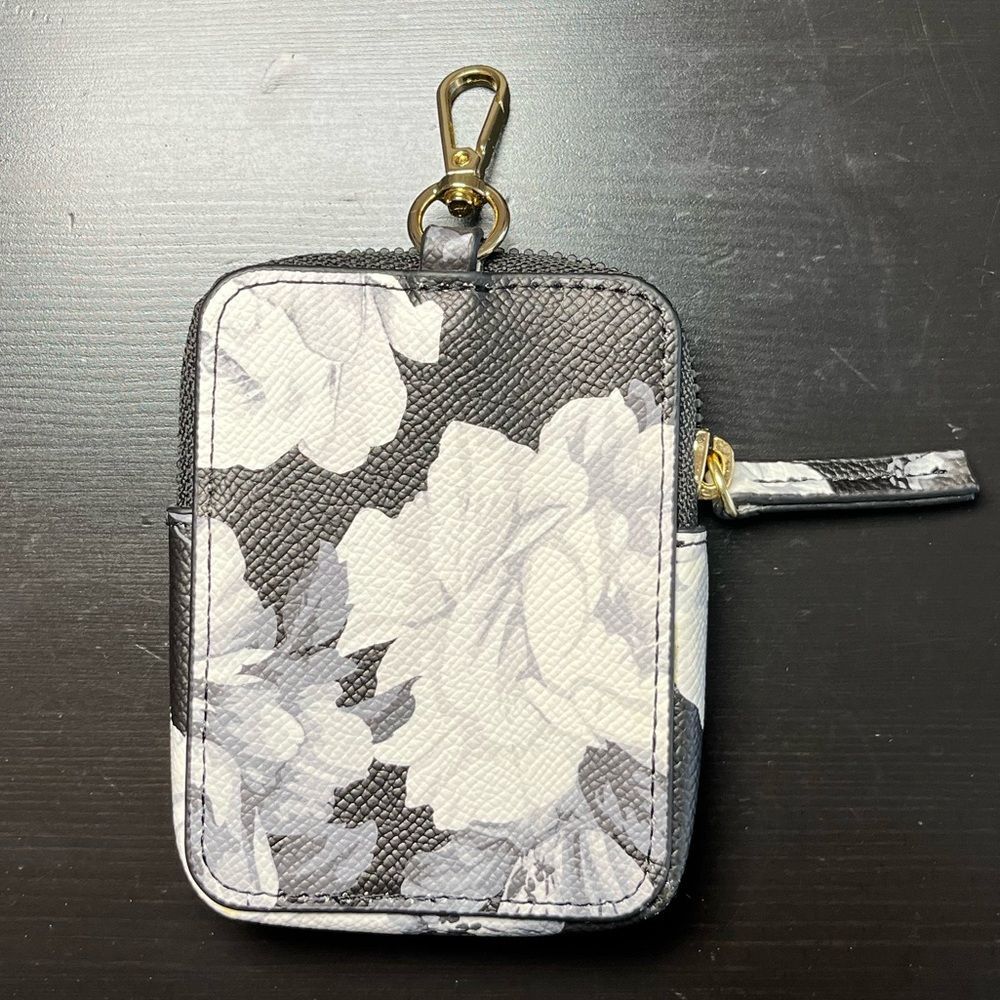 Betsey Johnson Black White Floral Zip Pouch Card Coins Keys Artsy Practical Chic - Picture 4 of 5